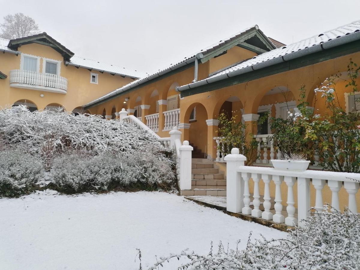 Panoráma Birtok - Wellness Panzió, Konferencia és Rendezvényközpont Bed and Breakfast Győrújbarát Exterior foto